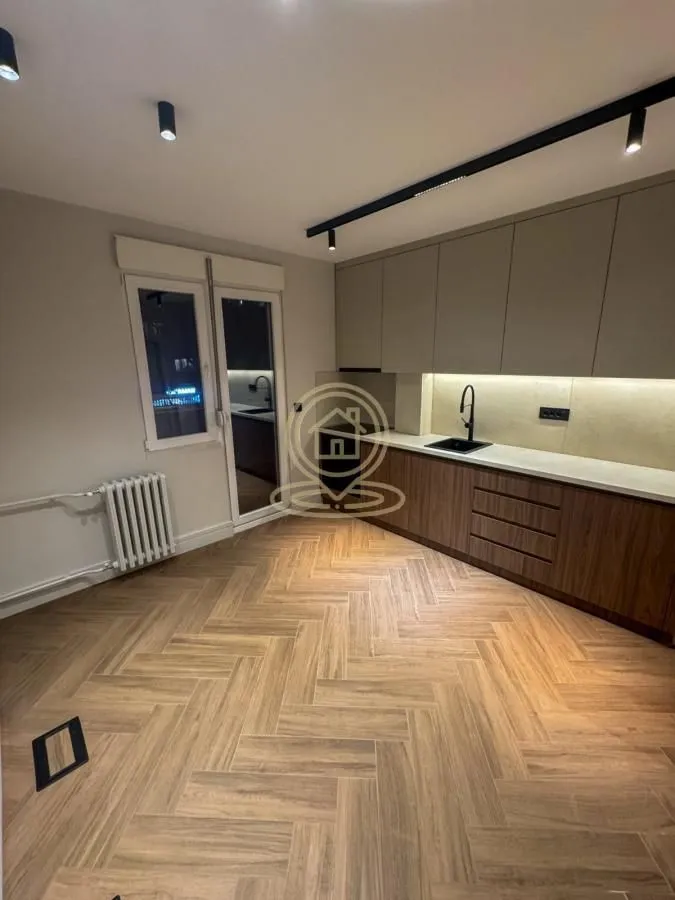 Izdavanje, poslovni prostor, 66m², Sarajevska, Beograd