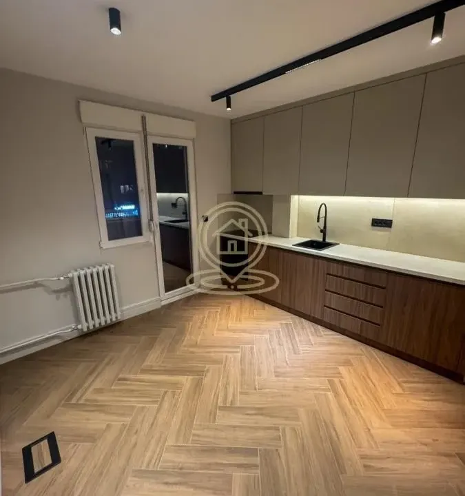 Izdavanje, poslovni prostor, 66m², Sarajevska, Beograd