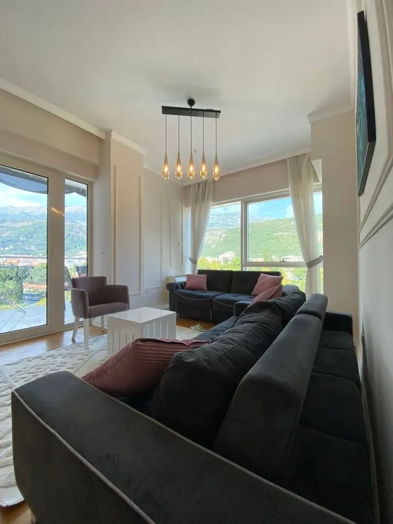 Izdavanje, trosoban stan, 89m², Tre Canne, Budva
