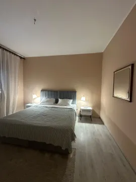Namještena spavaća soba sa bračnim krevetom i noćnim stočićima. - image 8