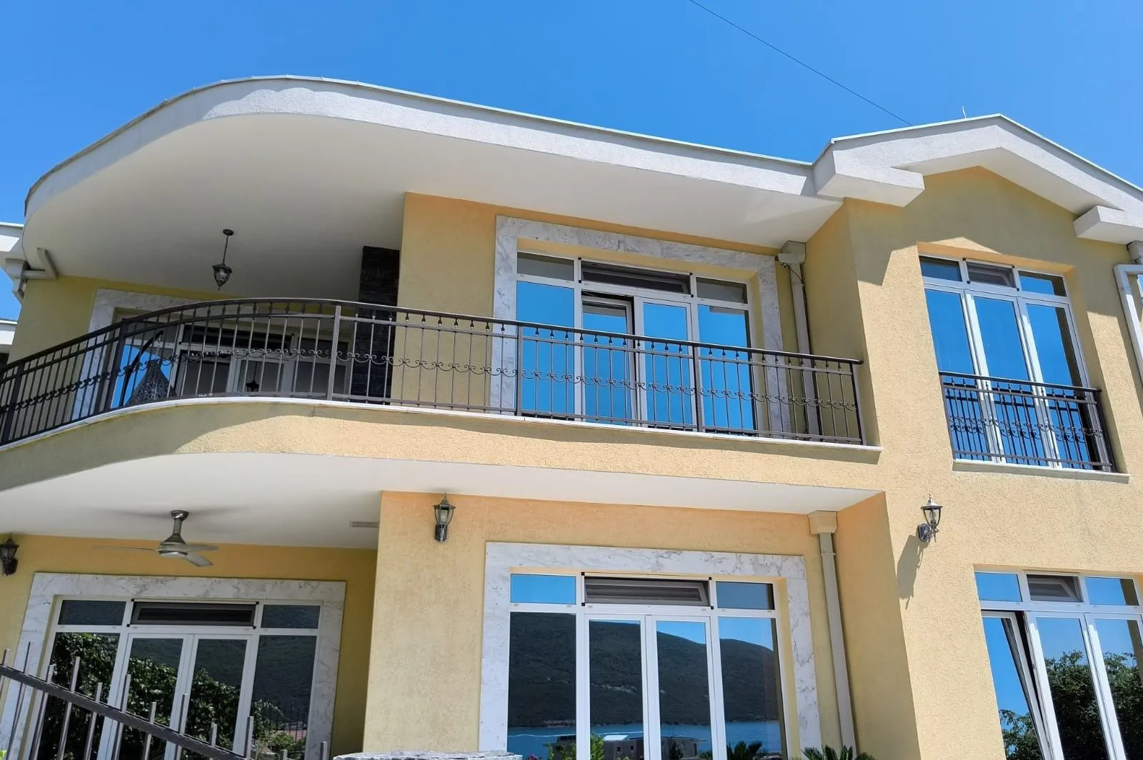 Izdavanje, trosoban stan, 147m², Đenovići, Herceg Novi