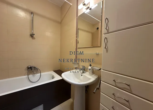 Izdavanje, jednosoban stan, 58m², Centar, Bar