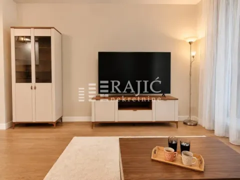 Dnevna soba sa garniturom, televizorom i trpezarijskim stolom. - image 3