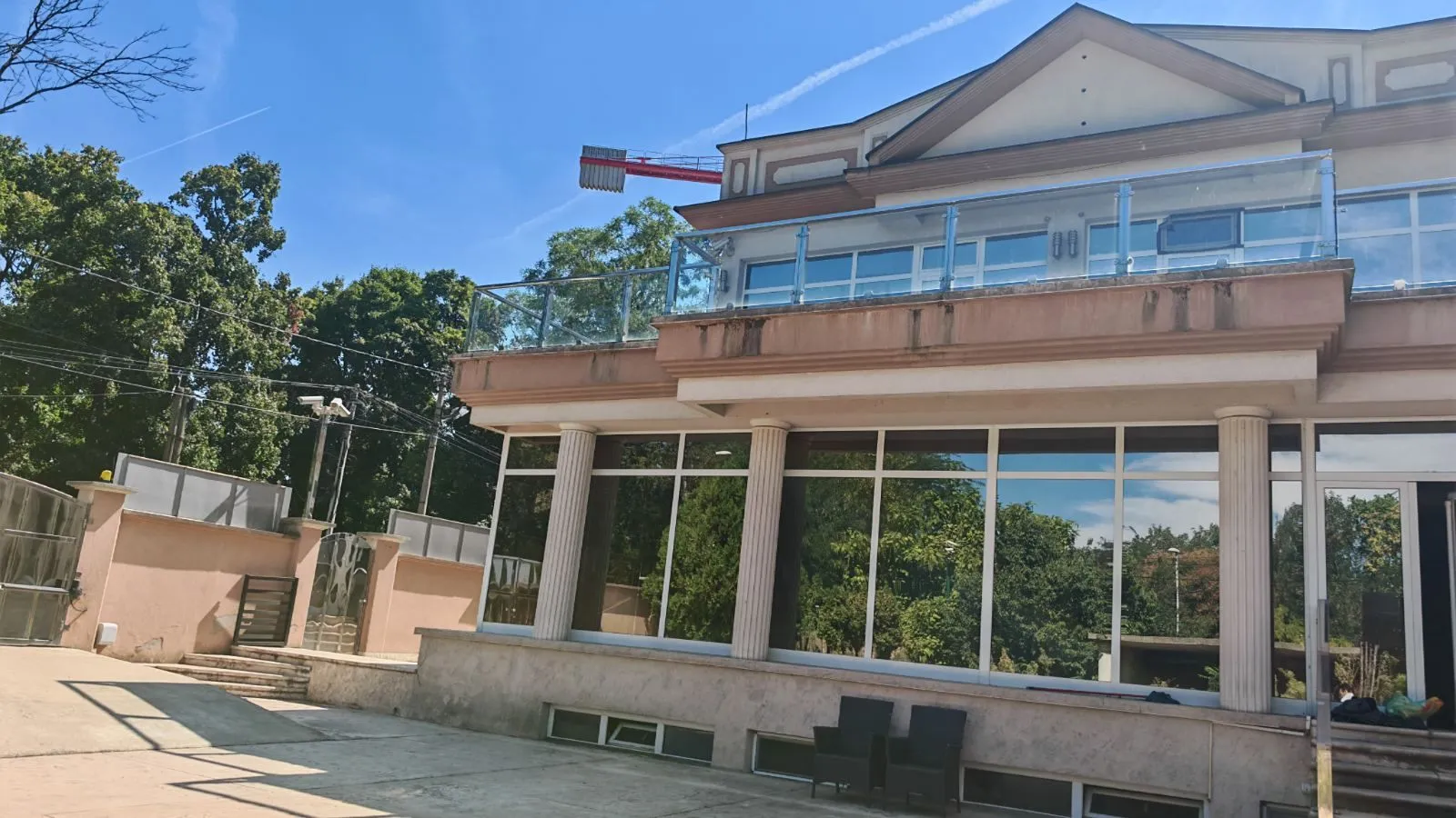 Exterior of the house with a terrace and large glass surfaces.