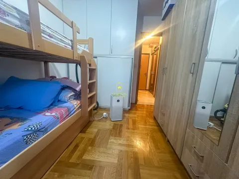 Dječija soba sa krevetom na sprat i drvenim ormarima. - image 11