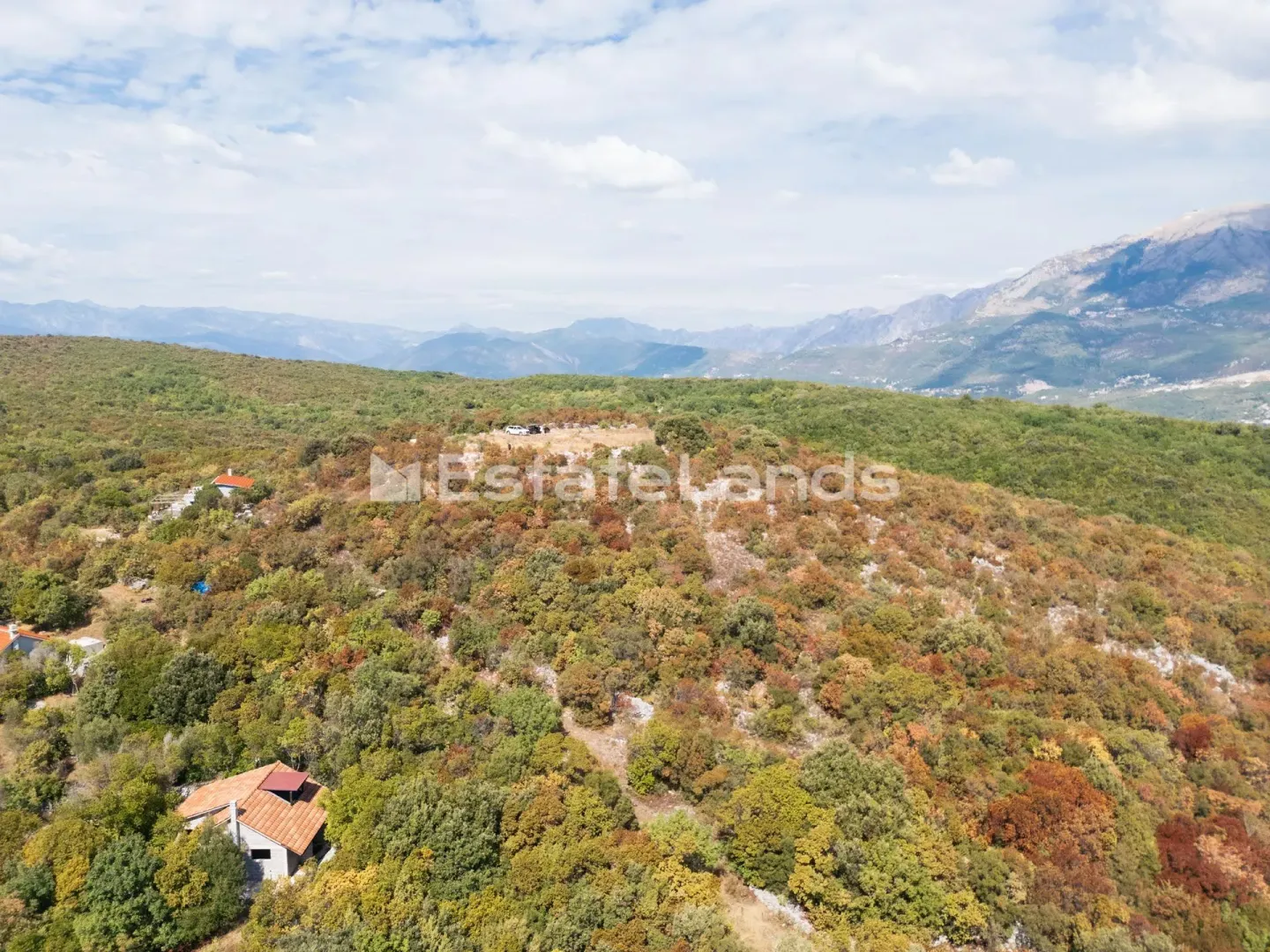 Pogled iz vazduha na zemljište i okolnu prirodu.