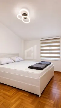Bedroom with a double bed, hardwood flooring, and a window with blinds. - image 3
