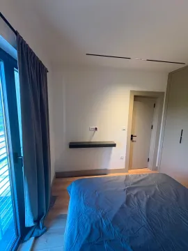 Moderna spavaća soba sa bračnim krevetom, plakarom i izlazom na terasu. - image 10