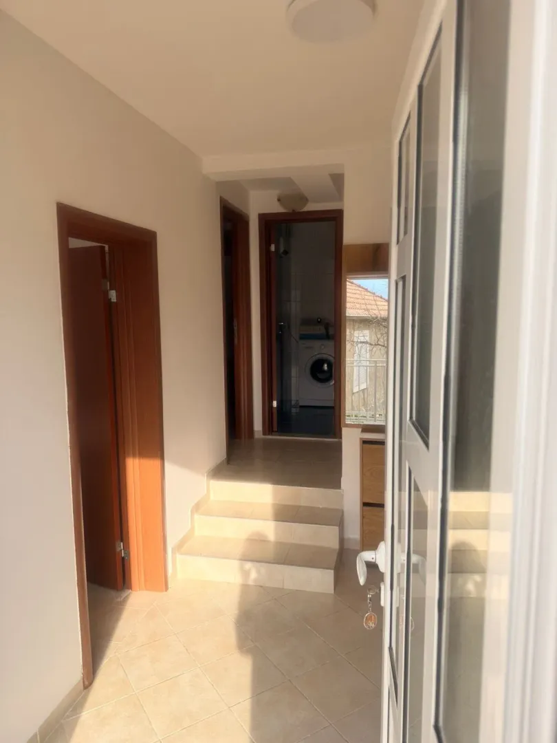 Izdavanje, dvosoban stan, 65m², Risan, Kotor