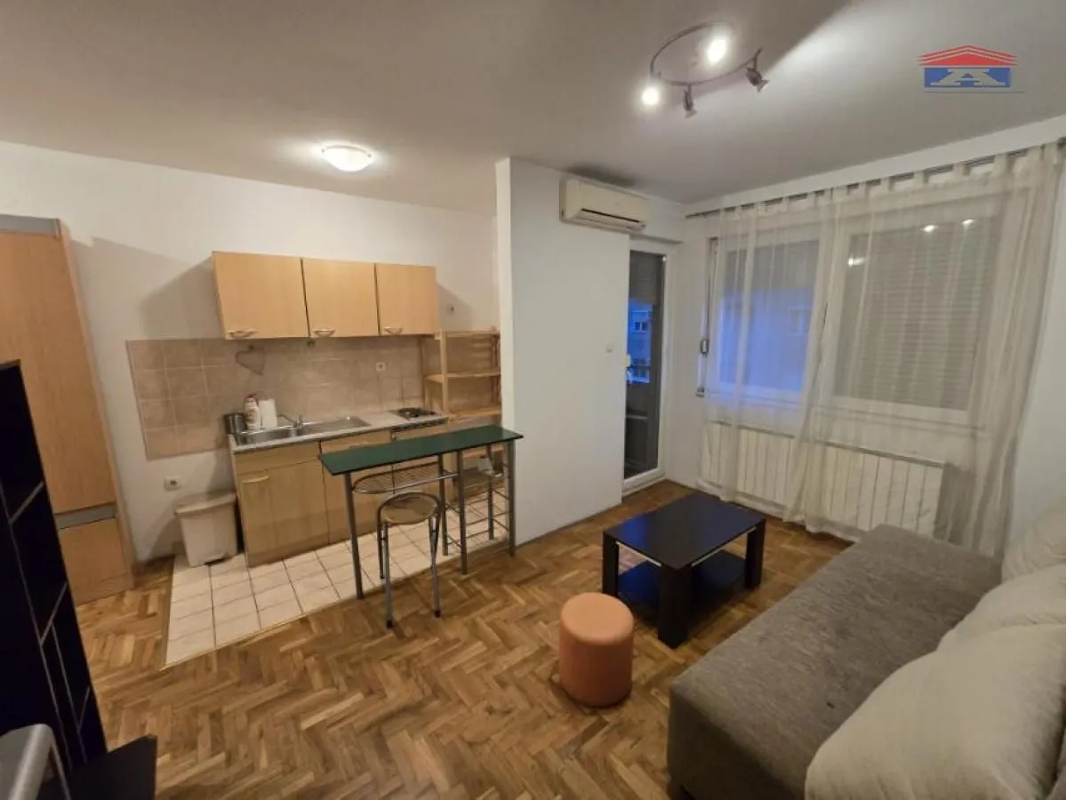Izdavanje, garsonjera, 28m², Bulevar Evrope, Novi Sad Sve Podlokacije