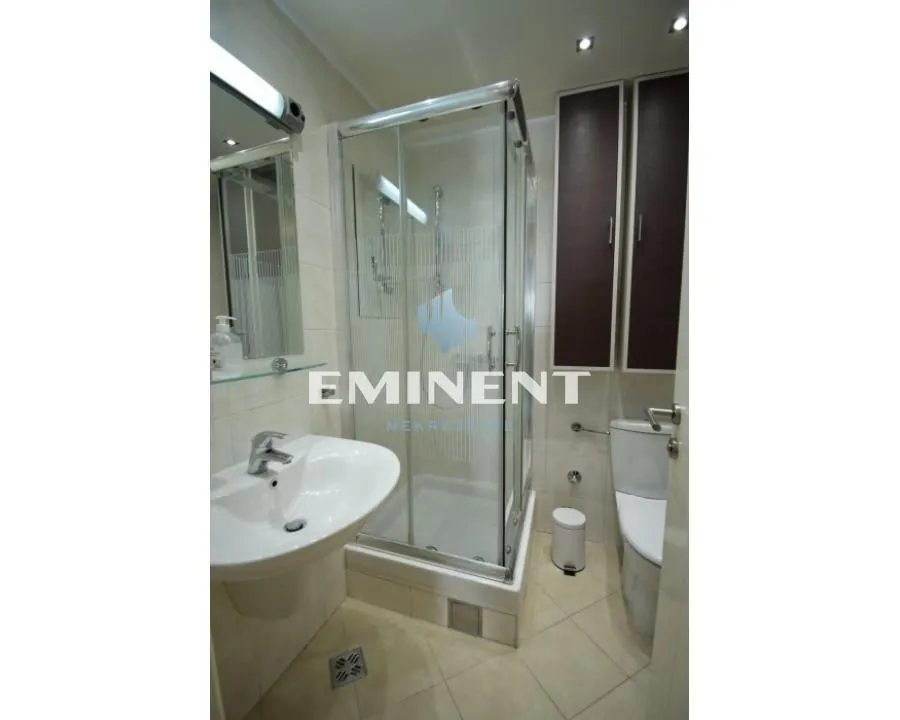 Bathroom equipped with a shower cabin, washbasin, and toilet.
