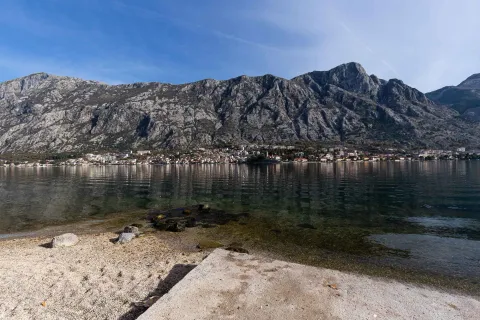 Pogled na zaliv i planine sa obale. - image 63