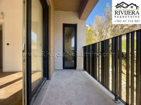 Natkriveni balkon sa popločanim podom i metalnom ogradom. - image 12