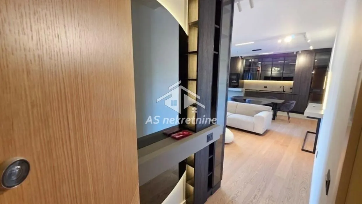 Izdavanje, trosoban stan, 95m², Savski Venac, Beograd