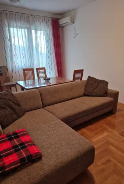 Dnevna soba sa ugaonom garniturom i trpezarijskim stolom. - image 5