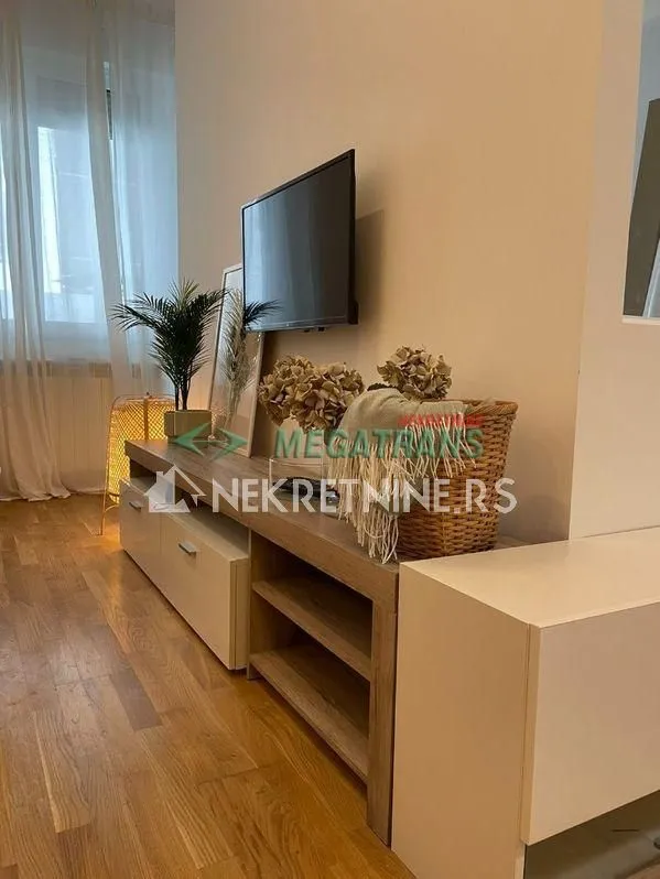 Izdavanje, dvosoban stan, 40m², Bulevar Oslobodjenja, Novi Sad Sve Podlokacije