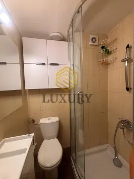 Manje kupatilo sa tuš kabinom, WC šoljom i bijelim visećim elementima. - image 6