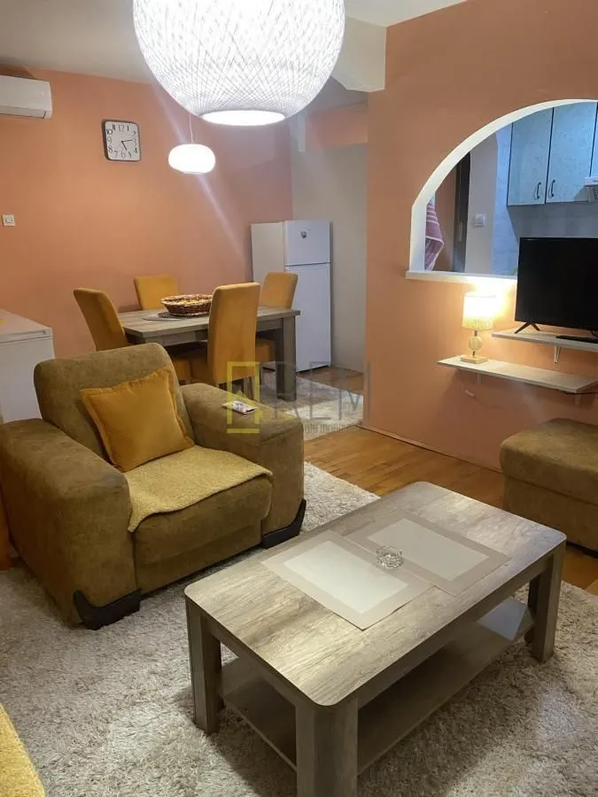Izdavanje, jednosoban stan, 42m², Blok 5, Podgorica