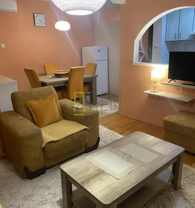 Izdavanje, jednosoban stan, 42m², Blok 5, Podgorica