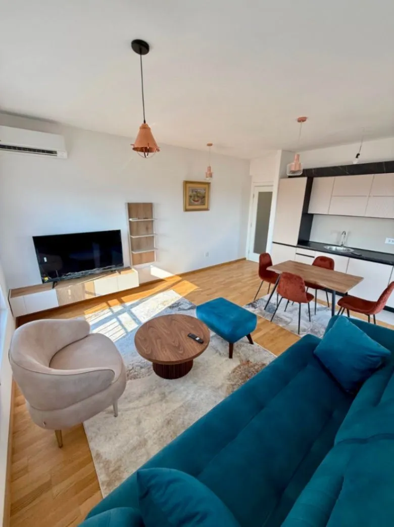 Izdavanje, dvosoban stan, 65m², Stari Aerodrom, Podgorica