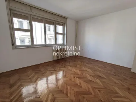 Prazna prostorija sa parketom i velikim prozorima. - image 4