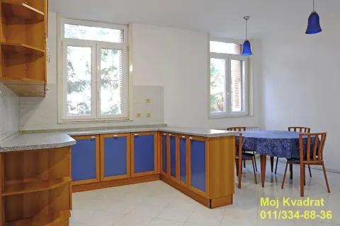 Kuhinja sa drvenim elementima i trpezarijskim stolom pored prozora. - image 5