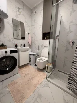 Moderne opremljeno kupatilo sa tuš kabinom i veš mašinom. - image 11