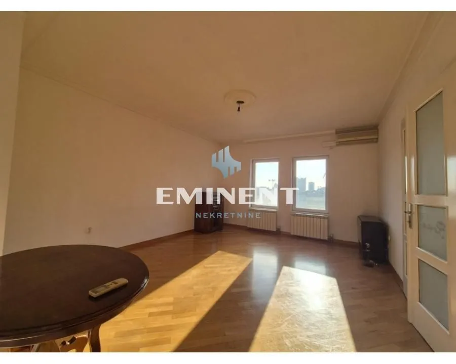 Izdavanje, trosoban stan, 110m², Kalenić Pijaca, Vračar Sve Podlokacije