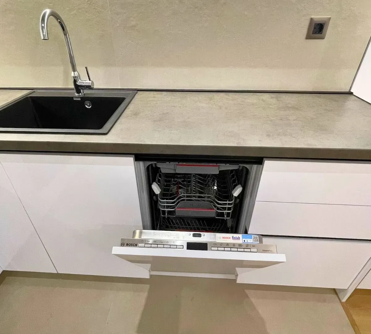 Izdavanje, trosoban stan, 81m², Stari grad, Novi Sad