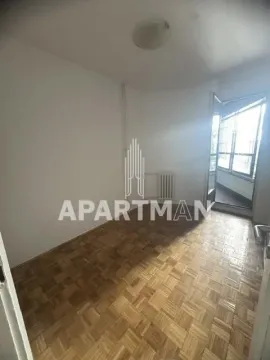 Empty room with parquet flooring and access to the terrace. - image 4