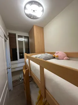 Manja spavaća soba sa krevetom na sprat i drvenim ormarom. - image 7