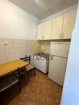 Manja kuhinja sa elementima, frižiderom i trpezarijskim stolom. - image 5