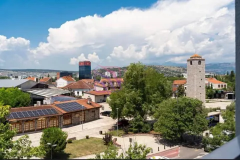 Pogled na grad sa terase. - image 6