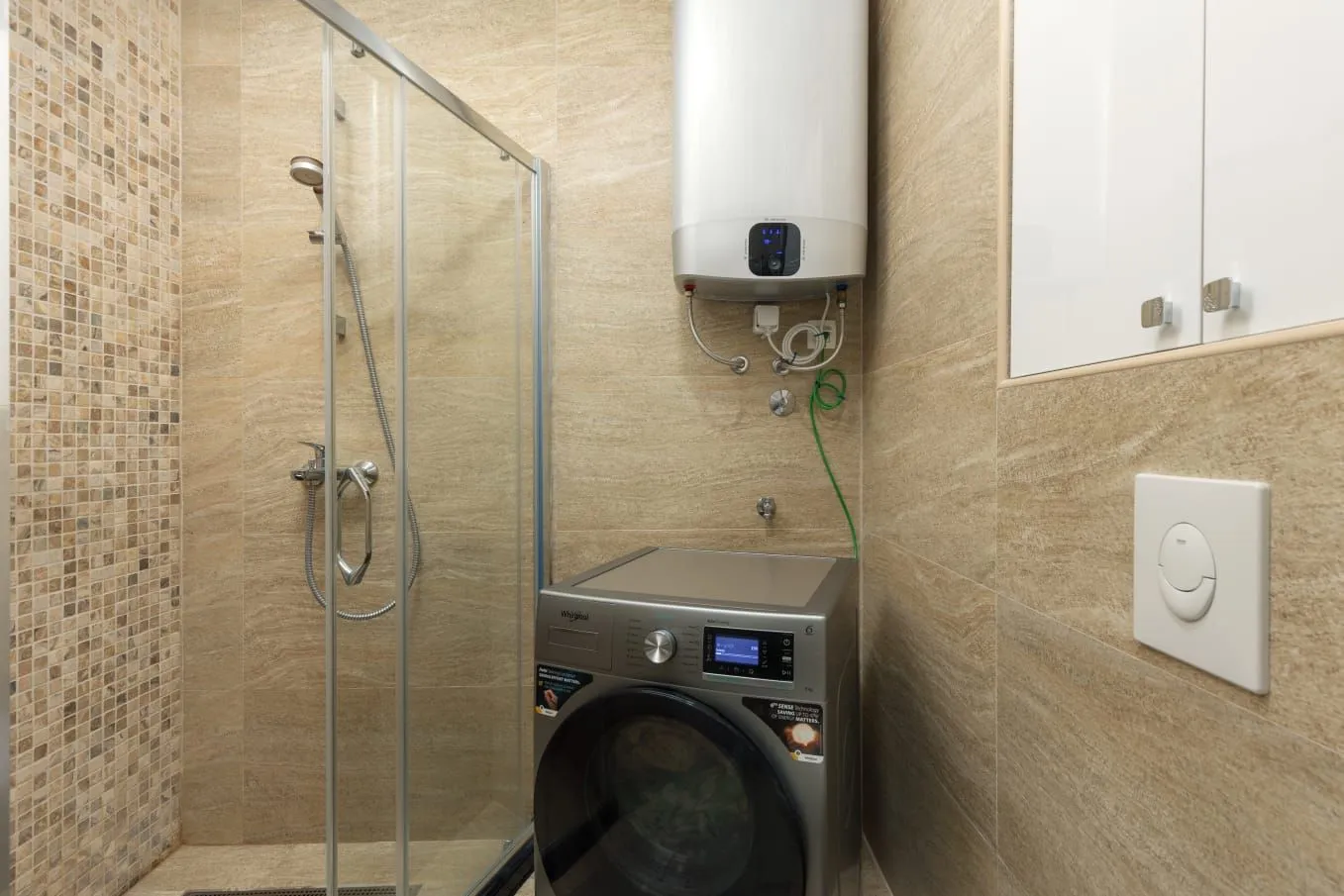 Izdavanje, dvosoban stan, 130m², Dobrota, Kotor