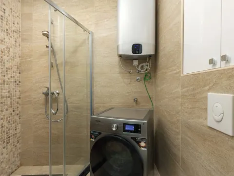 Izdavanje, dvosoban stan, 130m², Dobrota, Kotor - image 10