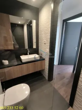 Moderno kupatilo sa umivaonikom, ogledalom i WC šoljom. - image 12