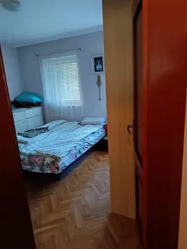 Pogled iz hodnika na spavaću sobu sa krevetom i parketom. - image 5