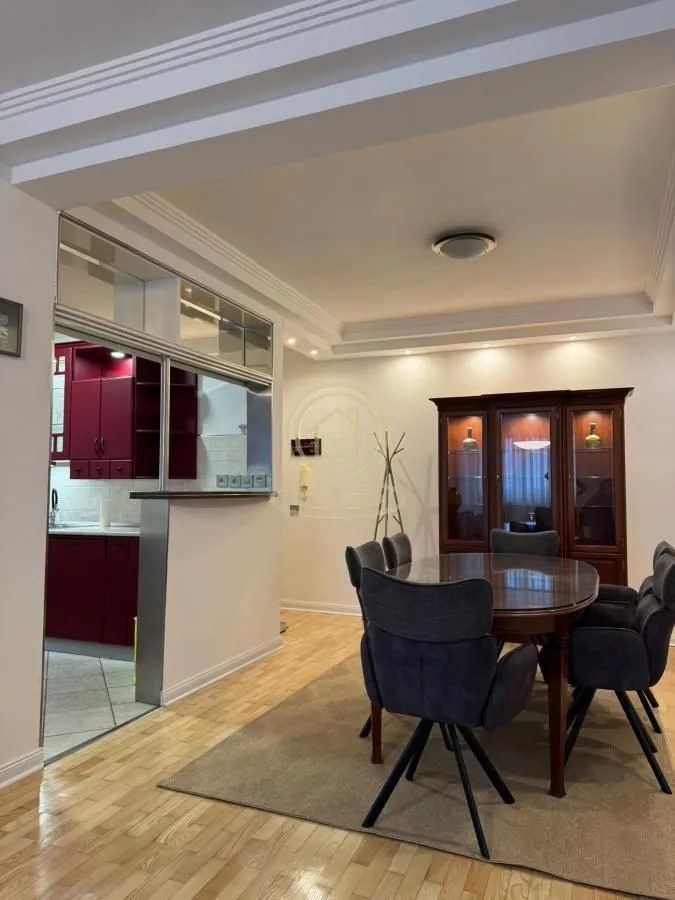 Izdavanje, trosoban stan, 120m², Savski Venac, Beograd