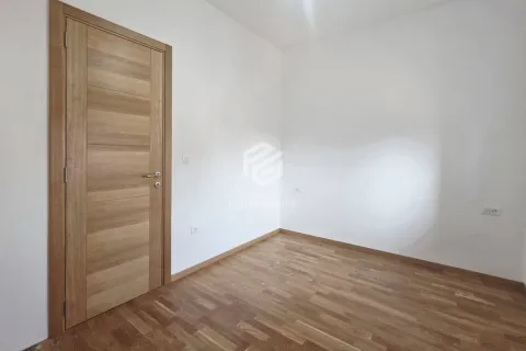 Prazna soba sa parketom i drvenim vratima. - image 6