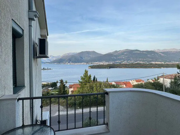 Izdavanje, dvosoban stan, 50m², Luštica Bay, Tivat