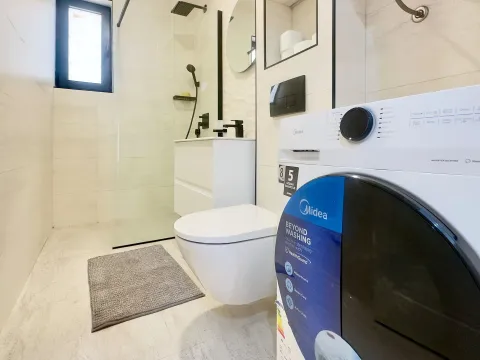 Moderne kupatilo sa tuš kabinom, konzolnom šoljom i veš mašinom. - image 19