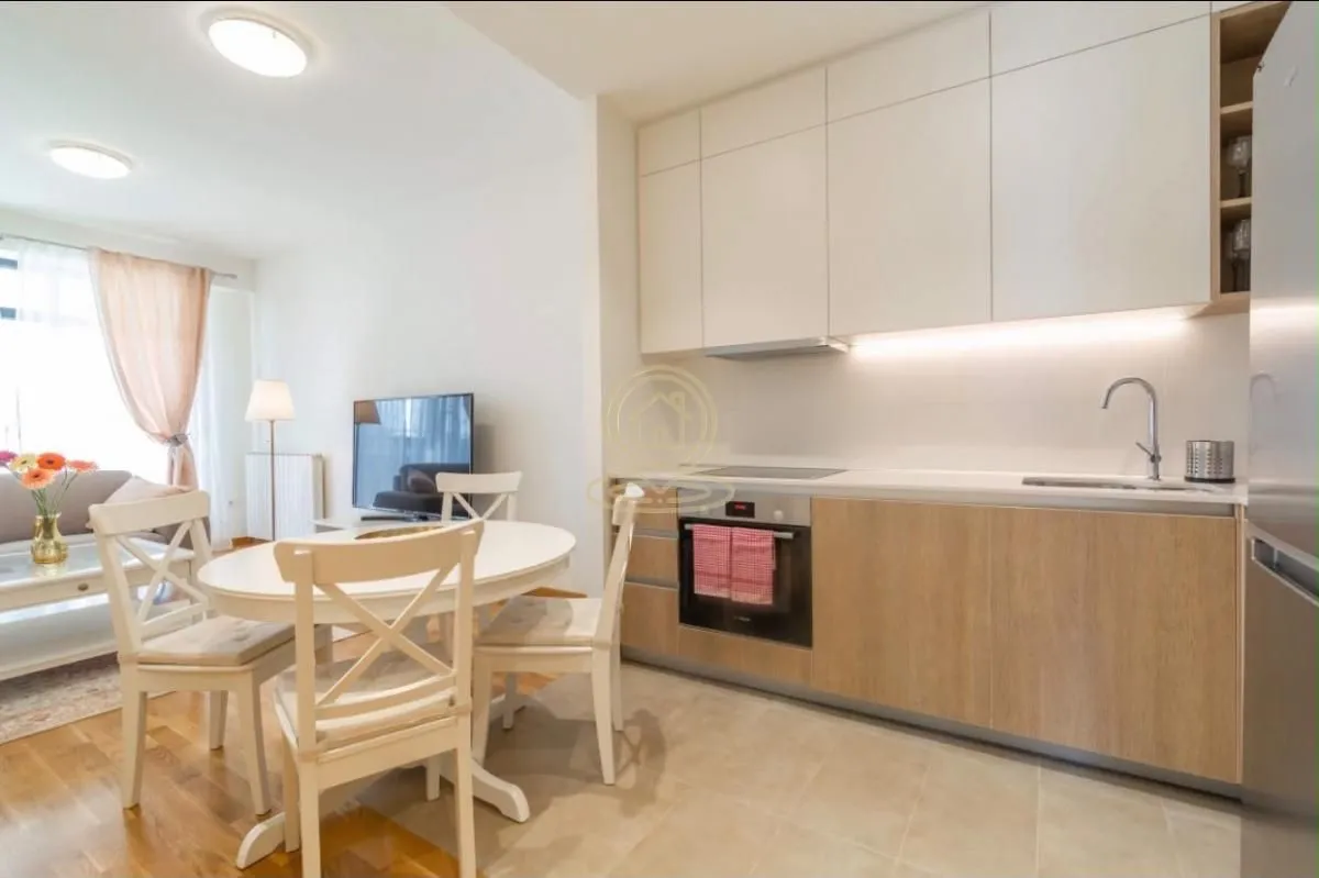 Izdavanje, trosoban stan, 87m², Savski Venac, Beograd