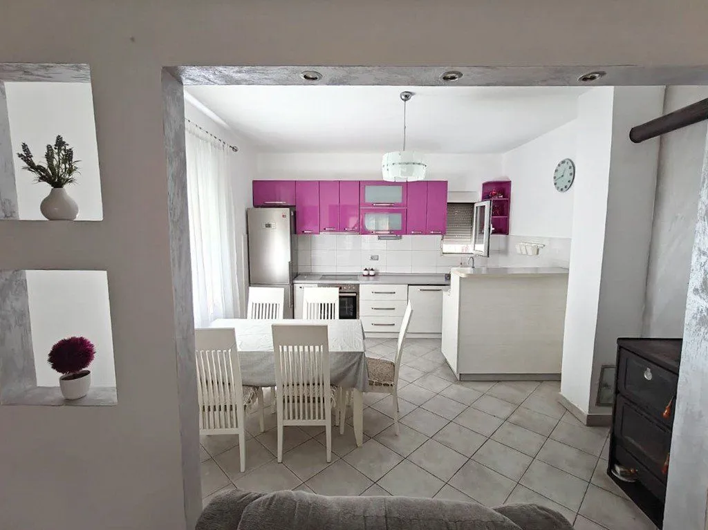 Izdavanje, dvosoban stan, 90m², Stari Aerodrom, Podgorica