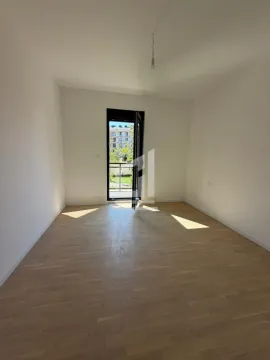Prazna soba sa parketom i izlazom na terasu. - image 6