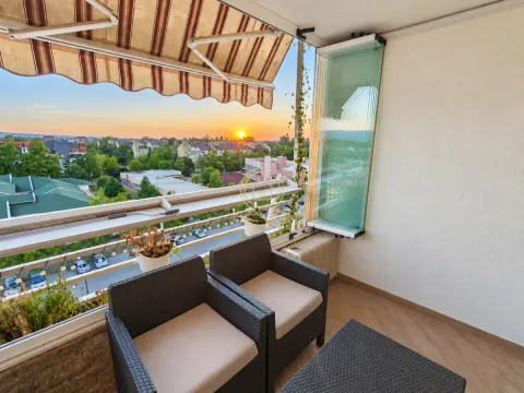 Namešten balkon sa garniturom za sedenje i tendom tokom zalaska sunca. - image 18