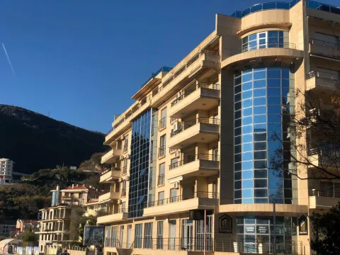Spoljašnji izgled moderne višestambene zgrade sa terasama i staklenom fasadom. - image 4