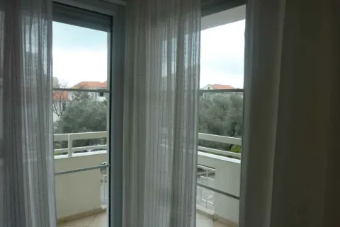 Pogled na balkon kroz staklena vrata sa bijelim zavjesama. - image 4