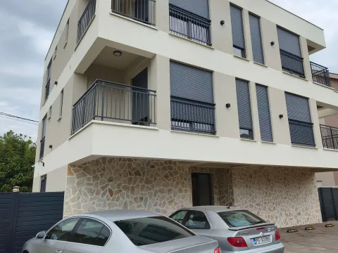 Spoljašnji izgled moderne stambene zgrade sa balkonima i parkingom u prizemlju. - image 14