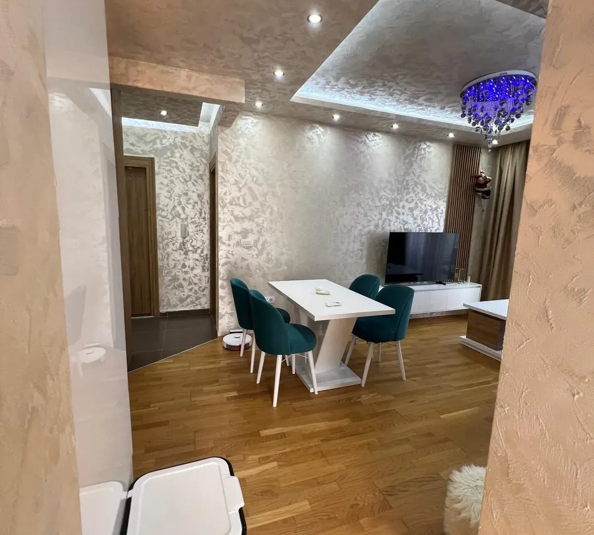 Izdavanje, trosoban stan, 100m², Stari Aerodrom, Podgorica