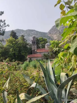 Pogled na okolnu prirodu, zelenilo i tradicionalnu građevinu sa planinama u pozadini. - image 18